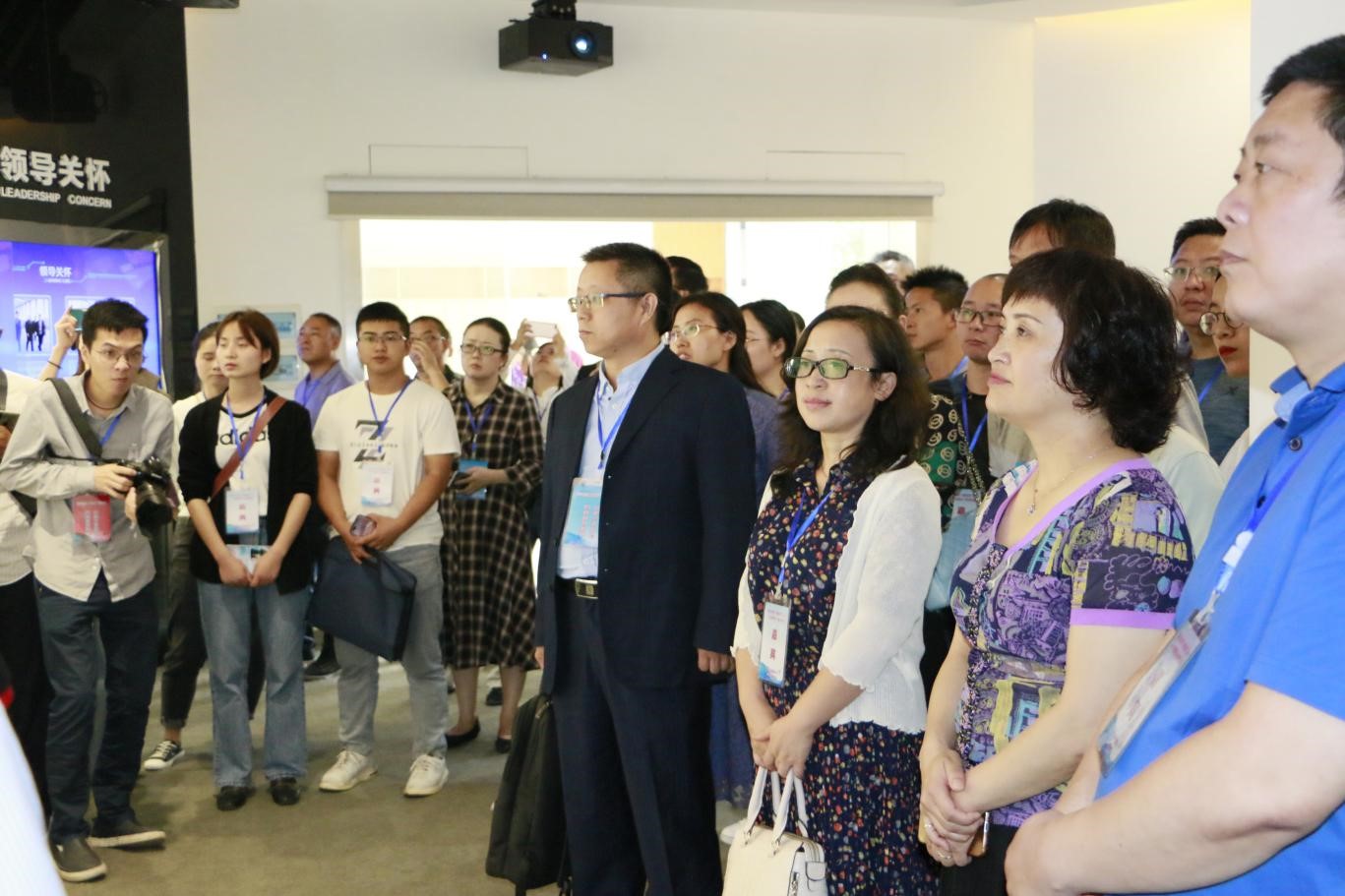 铜仁市政府“走进荣耀企业”观摩团造访bv伟德源自英国始于1946新材料