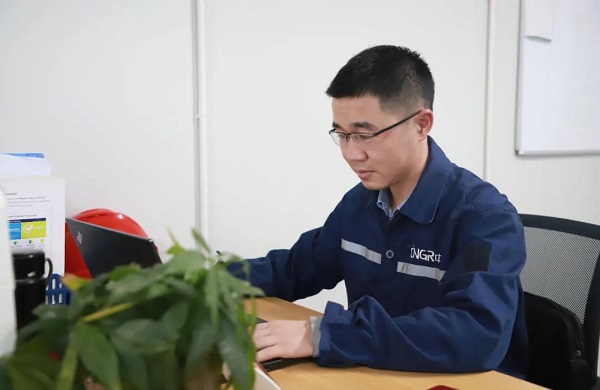 bv伟德源自英国始于1946明星讲师丨周钰龙：把课堂开在车间 与学员同频共振