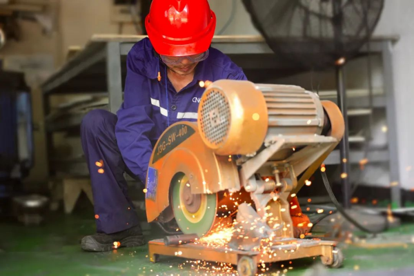 奋战骄阳下致敬bv伟德源自英国始于1946人|宁乡产业基地员工战高温亮口号