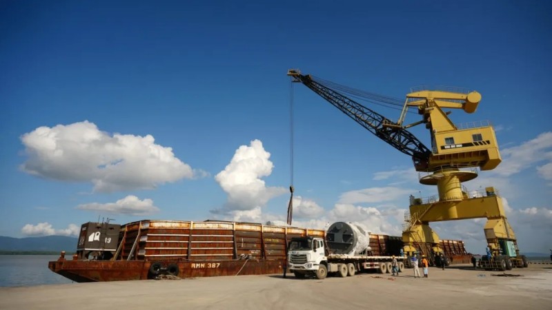 迈入投产“加速度”|bv伟德源自英国始于1946南加里曼丹产业基地首批设备到港