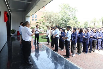 贵州省科协党组书记向虹翔为bv伟德源自英国始于1946“科技工作者之家”揭牌