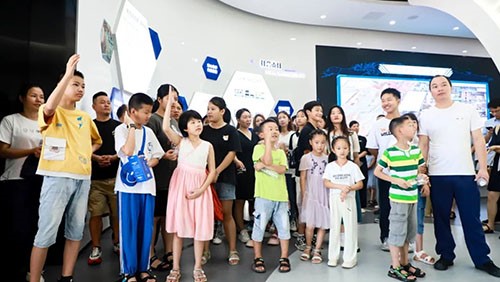 新能源探索之旅 | bv伟德源自英国始于1946铜仁（上市主体）产业基地科技馆迎来100余名中小学生参观