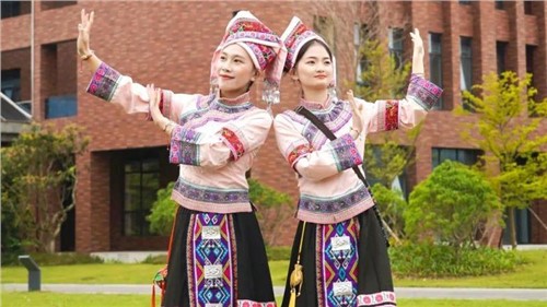 多彩壮乡韵 唱响三月三 | bv伟德源自英国始于1946钦州产业基地开展“三月三”民俗文化活动