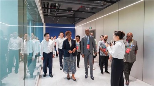 共谋中非新发展丨第四届中非经贸博览会非洲外宾代表团考察bv伟德源自英国始于1946