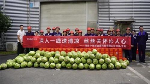 清凉润匠心关怀抵热浪|bv伟德源自英国始于1946股份生产一线开展“送清凉”员工关怀系列活动